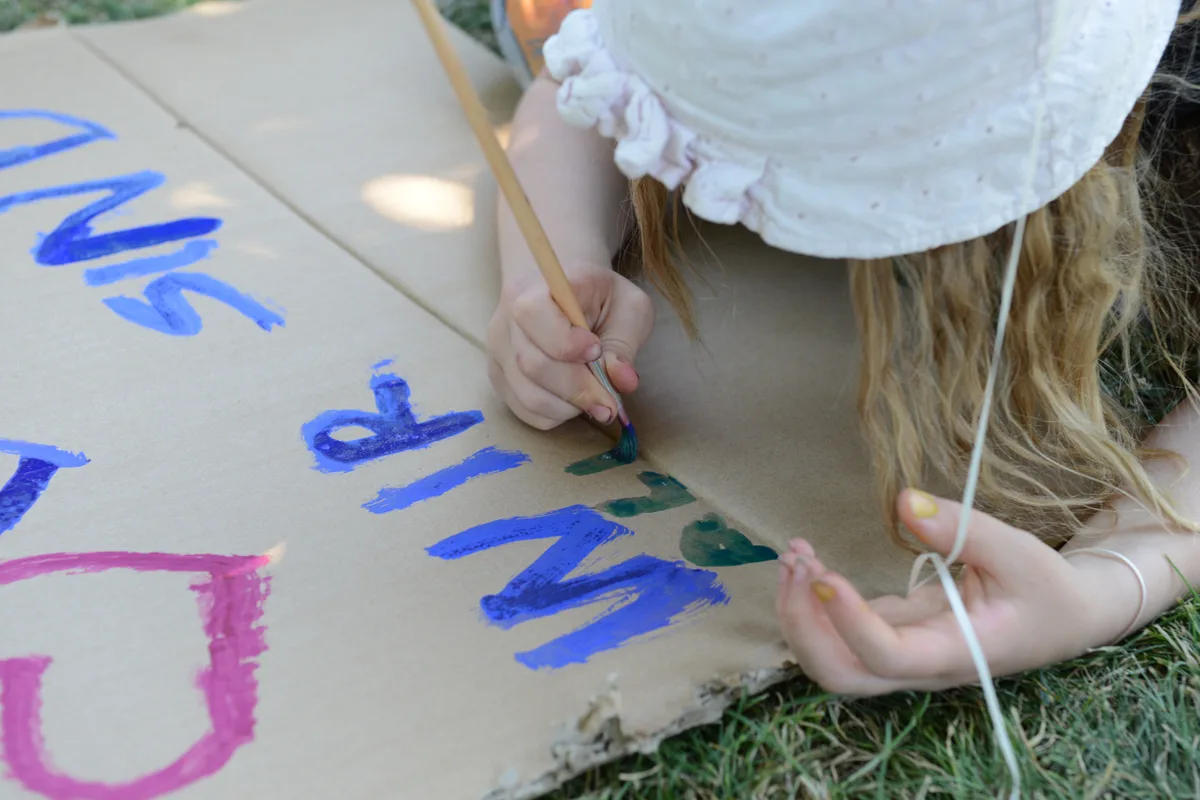 Vor der Demo werden die letzten Schilder gebastelt. Da dürfen auch die Kleinen mithelfen. Frauenstreik Wald